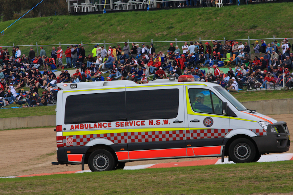 NSW Racing Ambulance [ EF 70-200mm 1:4 L ]