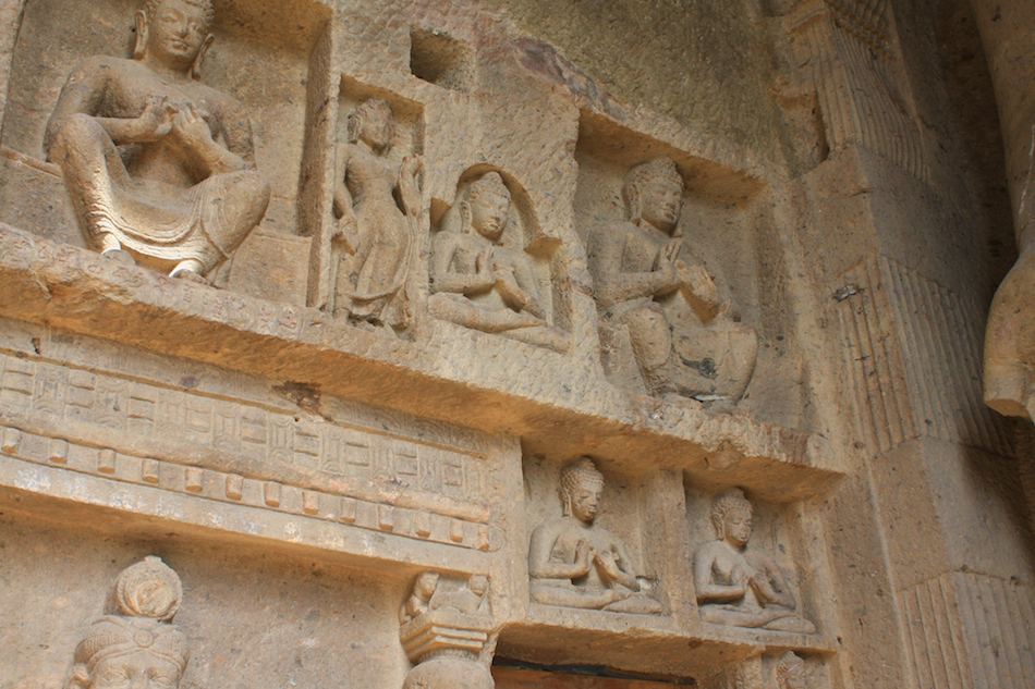 Buddhist Idols [ EF 28mm 1.8 ]