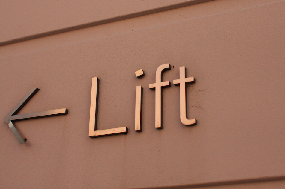 Lift [ EF 28mm 1.8 ]