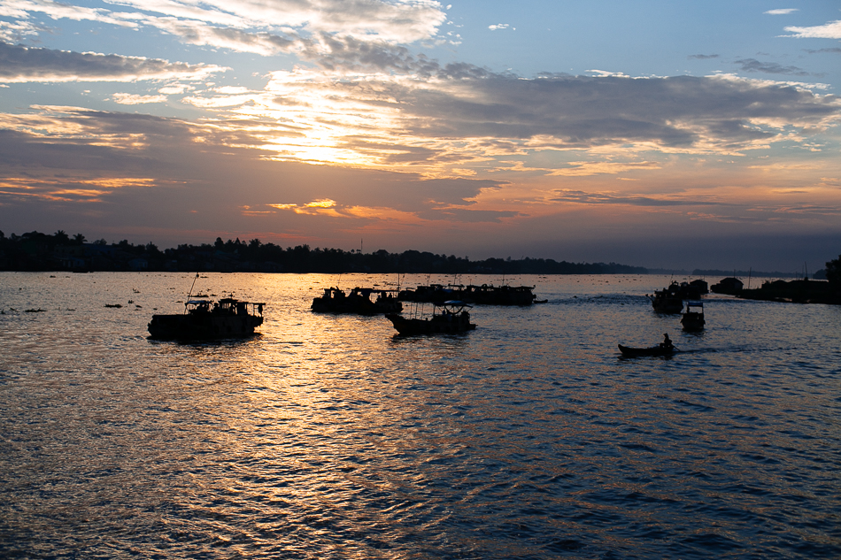 Mekong Sunrise [ Zeiss Planar T* 50mm 1.4 ZE ]